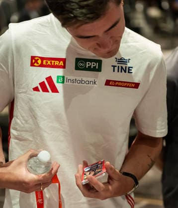 August 9, 2026: Jakob Asserson Ingebrigtsen of the Norwegian national track and field team holds a collector card at a press event ahead of the 2026 European Athletics Championships on August 9, 2026 in Birmingham. Photo by Mathias Bergeld, BILDBYRAN, code MB MB1396. athletics, friidrett, friidrotts EM, 2026 European Athletics Championships, press conference, event, meeting, 1, BBeng, Norway, samlarkort  Copyright: MATHIASxBERGELD BB260809MB014