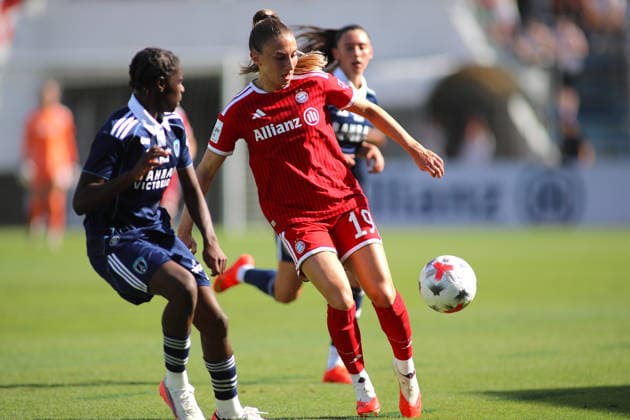 Soccer, Women, 2026–2027 Season, FC Bayern Munich vs. Paris FC, Friendly Match, Exhibition Match, Sportpark Unterhaching, Katharina Naschenweng, FC Bayern Munich on the attack with the ball, Tackle