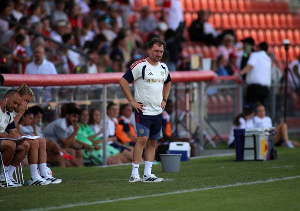 Soccer, Women, 2026–2027 Season, FC Bayern Munich vs. Paris FC, Friendly Match, Exhibition Match, Sportpark Unterhaching; Jose Barcala, FC Bayern Munich coach, standing on the sideline