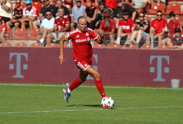 Soccer, Women, 2026–2027 Season, FC Bayern Munich vs. Paris FC, Friendly Match, Exhibition Match, Sportpark Unterhaching, Pernille Harder of FC Bayern Munich with the ball on the attack