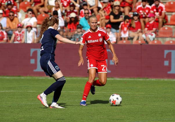Soccer, Women, 2026–2027 Season, FC Bayern Munich vs. Paris FC, Friendly Match, Exhibition Match, Sportpark Unterhaching, Pernille Harder of FC Bayern Munich with the ball on the attack
