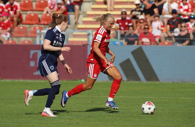 Soccer, Women, 2026–2027 Season, FC Bayern Munich vs. Paris FC, Friendly Match, Exhibition Match, Sportpark Unterhaching, Pernille Harder of FC Bayern Munich with the ball on the attack