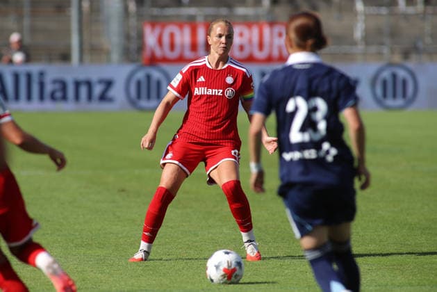 Soccer, Women, 2026–2027 Season, FC Bayern Munich vs. Paris FC, Friendly Match, Exhibition Match, Sportpark Unterhaching, Glodis Perla Viggosdottir, FC Bayern Munich in action with the ball