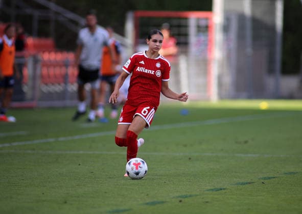 Soccer, Women, 2026–2027 Season, FC Bayern Munich vs. Paris FC, Friendly Match, Exhibition Match, Sportpark Unterhaching, Kassandra Potsi of FC Bayern Munich with the ball on the attack