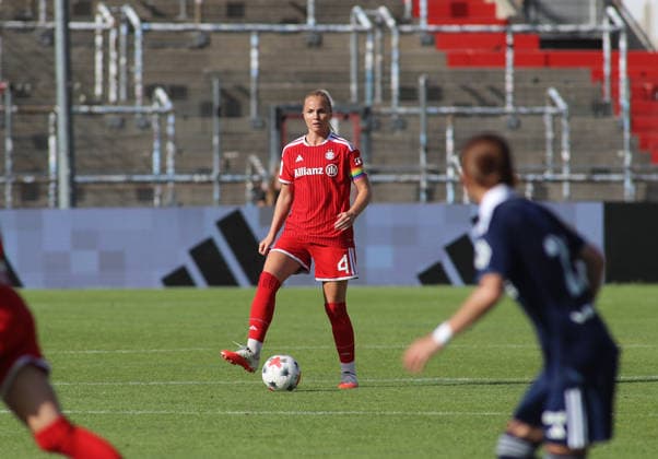 Soccer, Women, 2026–2027 Season, FC Bayern Munich vs. Paris FC, Friendly Match, Exhibition Match, Sportpark Unterhaching, Glodis Perla Viggosdottir, FC Bayern Munich with the ball