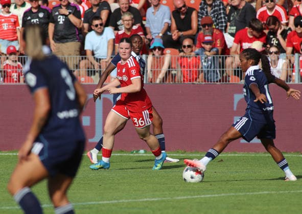 Soccer, Women, 2026–2027 Season, FC Bayern Munich vs. Paris FC, Friendly Match, Exhibition Match, Sportpark Unterhaching, Laura Dafinger, FC Bayern Munich on the field