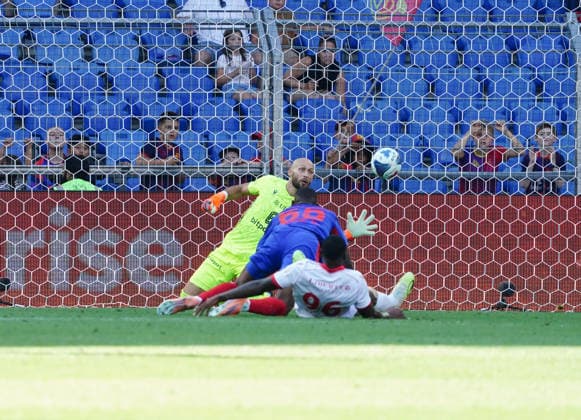 August 9, 2026 Swiss Men s Soccer Super League 2026–2027 Season FC Basel vs. FC Thun 4–2 Photo: Goal for FC Thun by Brighton Labeau; Goalkeeper Mirko Salvi; FC Basel Defeated; Action