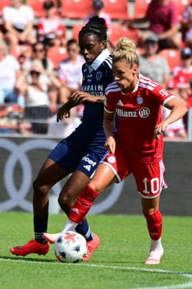 Women s Soccer: Hillary Diaz and Linda Dallmann at the FC Bayern Munich women s soccer friendly against Paris FC on August 9, 2026, Germany, Bayern Unterhaching Uhlsport Park, Bavaria, Germany
