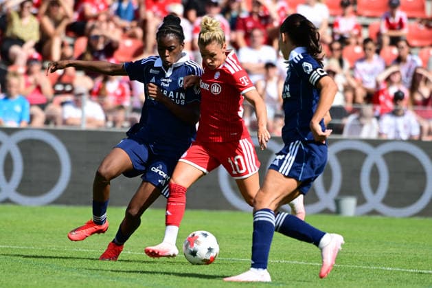 Women s Soccer: Hillary Diaz, Clara Mako, and Linda Dallmann at the FC Bayern Munich women s soccer friendly against Paris FC on August 9, 2026, in Unterhaching, Bavaria, Germany, at Uhlsport Park, Bavaria, Germany