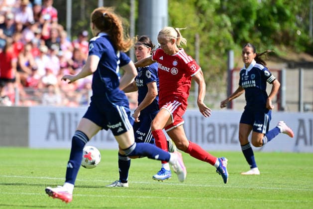 Women s Soccer: A tackle between Kaja Korosec and Pernille Harder during the FC Bayern Munich vs. Paris FC women s soccer friendly match on August 9, 2026, in Germany, at Uhlsport Park in Unterhaching, Bavaria, Germany