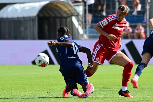 Women s soccer: A tackle between N DONGALA Melween and BÜHL Klara during the FC Bayern Munich vs. Paris FC women s soccer friendly on August 9, 2026, in Germany, at Unterhaching Uhlsport Park, Bavaria, Germany