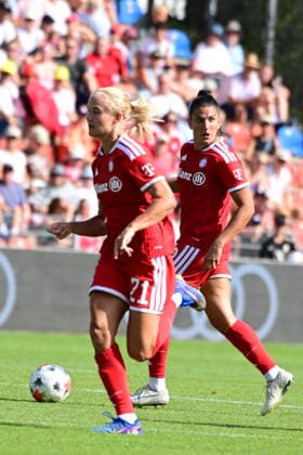 Women s soccer attack featuring Jovana Damnjanovic and Pernille Harder during the FC Bayern Munich vs. Paris FC women s soccer friendly on August 9, 2026, in Germany, at Uhlsport Park in Unterhaching, Bavaria, Germany