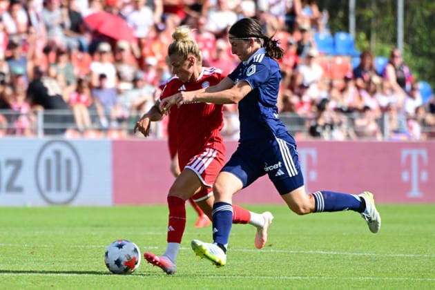 Women s Soccer: A tackle between Linda DALLMANN and Kaja KOROSEC during the FC Bayern Munich vs. Paris FC women s soccer friendly match on August 9, 2026, in Germany, at Uhlsport Park in Unterhaching, Bavaria, Germany