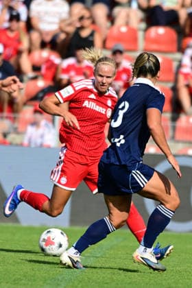 Women s Soccer: A tackle between Pernille HARDER and Manoly BAQUERIZO during the FC Bayern Munich vs. Paris FC women s soccer friendly on August 9, 2026, in Germany, at the Uhlsport Park in Unterhaching, Bavaria, Germany