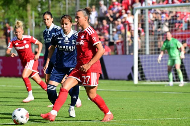 Women s Soccer: Arianna Caruso and Saki Ishizaka at the FC Bayern Munich vs. Paris FC women s soccer friendly on August 9, 2026, in Unterhaching, Bavaria, Germany, at Uhlsport Park, Bavaria, Germany