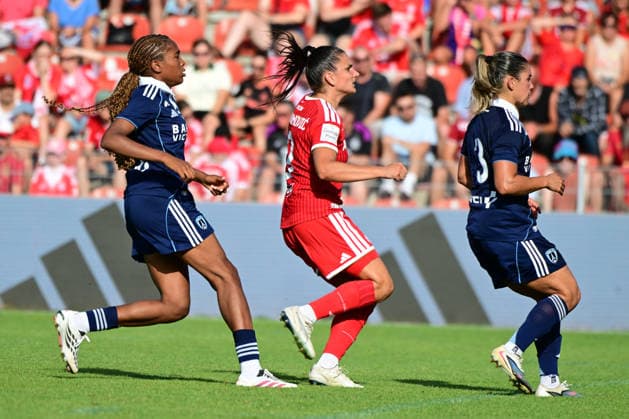Women s Soccer: TOLOBA Mariam, DAMNJANOVIC Jovana, and BAQUERIZO Manoly at the FC Bayern Munich vs. Paris FC women s soccer friendly match on August 9, 2026, in Unterhaching, Bavaria, Germany, at Uhlsport Park, Bavaria, Germany