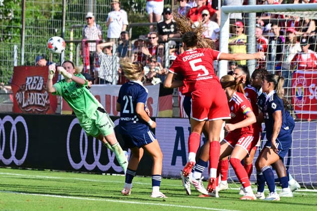 Women s Soccer: CHAVAS Mylene clears a corner kick during the FC Bayern Munich vs. Paris FC women s soccer friendly on August 9, 2026, in Germany, at Bayern Unterhaching Uhlsport Park, Bavaria, Germany