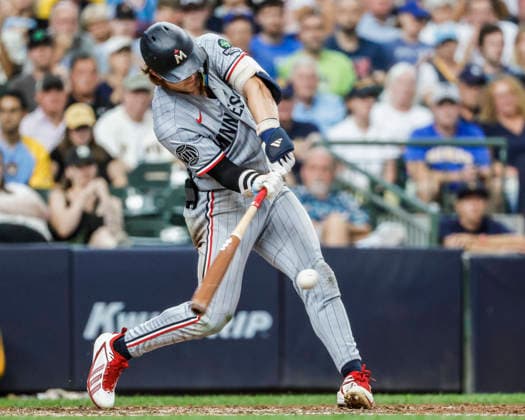 Minnesota Twins center fielder Luke Keaschall hits a single in the eighth inning of the MLB, Baseball Herren, USA game between the Minnesota Twins and the Milwaukee Brewers at American Family Field in Milwaukee, Wisconsin on Sunday, August 9, 2026.  MIL20260809835 TANNENxMAURY