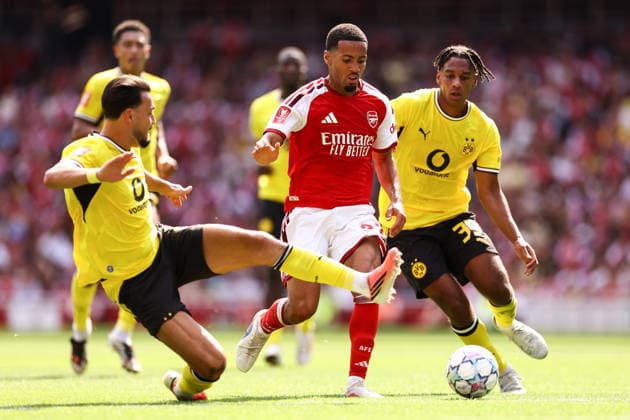 Arsenal gegen Borussia Dortmund, 9. August 2026, London, Emirates Cup: Arsenal gegen Borussia Dortmund – Ramy Bensebaini von Borussia Dortmund geht in den Zweikampf mit Ethan Nwaneri von Arsenal. Foto: Jacques Feeney, Abseits, London, Großbritannien  Copyright: xJacquesxFeeneyx xOffsidexOffside