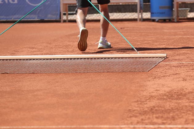 Leipzig Open 2026, ITF Final: Ida Wobker vs. Irene Burillo, August 9, 2026. The clay court is being dragged with a drag net. Court maintenance, stock photo, feature: Leipzig Open 2026, ITF World Tennis Tour, August 9, 2026, at the Leipzig Tennis Club 1990 on the Sportforum Nordanlage grounds Copyright: xBEAUTIFULxSPORTS JanxKaeferx