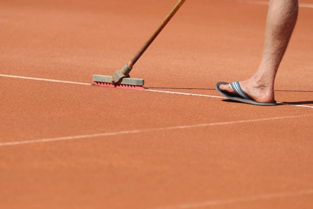 Leipzig Open 2026, ITF Final: Ida Wobker vs. Irene Burillo, August 9, 2026. A brush is used to remove sand from the lines. Court maintenance, stock photo, feature: Leipzig Open 2026, ITF World Tennis Tour, August 9, 2026, at the Leipzig Tennis Club 1990 on the Sportforum Nordanlage grounds Copyright: xBEAUTIFULxSPORTS JanxKaeferx