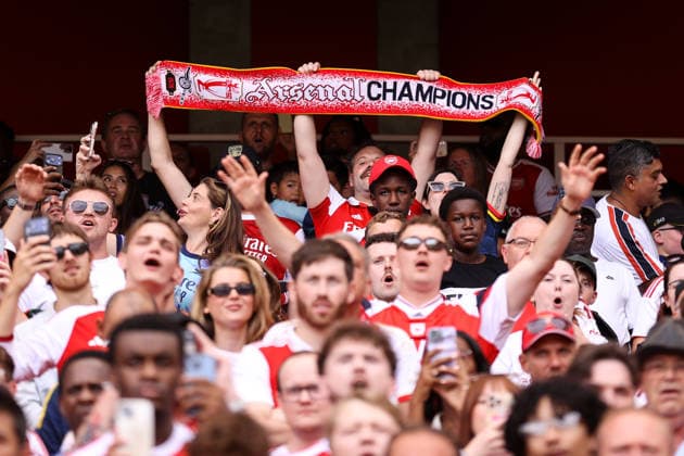 Arsenal gegen Borussia Dortmund, 9. August 2026, London, Emirates Cup: Arsenal gegen Borussia Dortmund – Arsenal-Fans mit einem Champions-Schal. Foto: Jacques Feeney, Offside, London, Großbritannien  Copyright: xJacquesxFeeneyx xOffsidexOffside