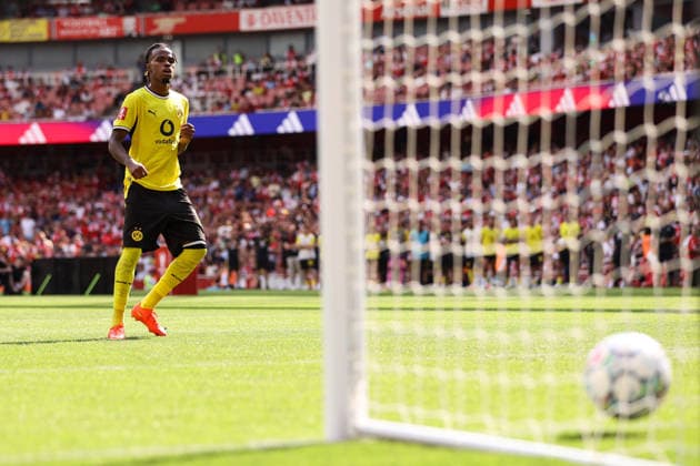 Arsenal gegen Borussia Dortmund, 9. August 2026, London, Emirates Cup: Arsenal gegen Borussia Dortmund – Carney Chukwuemeka von Borussia Dortmund verwandelt einen Elfmeter im Elfmeterschießen. Foto: Jacques Feeney, Abseits, London, Großbritannien  Copyright: xJacquesxFeeneyx xOffsidexOffside