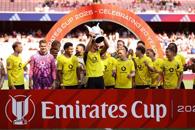 Arsenal gegen Borussia Dortmund, 9. August 2026, London, Emirates Cup: Arsenal gegen Borussia Dortmund – Felix Nmecha von Borussia Dortmund hebt den Emirates Cup in die Höhe. Foto: Jacques Feeney, Offside, London, Großbritannien  Copyright: xJacquesxFeeneyx xOffsidexOffside