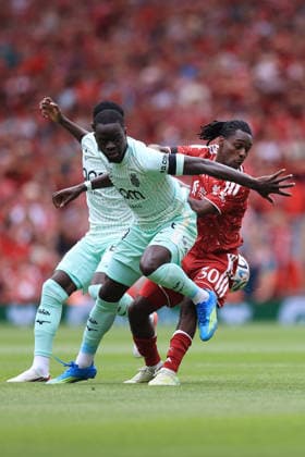 Fußball-Vorbereitungsspiel: Liverpool gegen AS Monaco, 9. August 2026 Vorbereitungsspiel: Liverpool gegen AS Monaco Jeremie Frimpong von Liverpool im Zweikampf mit Pape Cabral von AS Monaco Foto: Simon Stacpoole Offside Liverpool UK  Copyright: xSimonxStacpoolexOffside