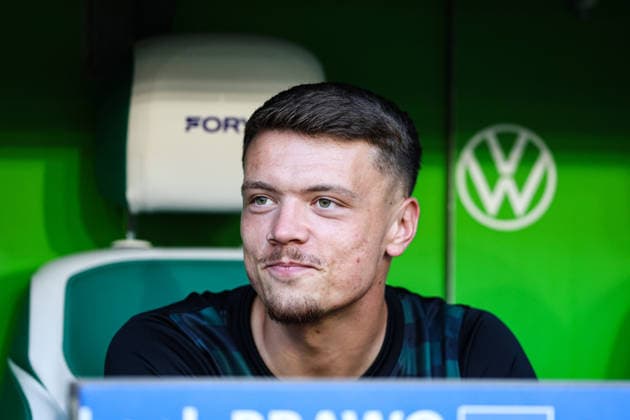 Dzenan Pejcinovic, VfL Wolfsburg, 17, is on the bench. 2. Bundesliga, 2026–2027 season: VfL Wolfsburg vs. 1. FC Kaiserslautern at the Volkswagen Arena in Wolfsburg. Soccer, man, men, Germany, August 8, 2026