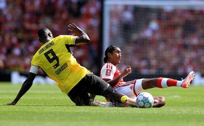Marli Salmon of Arsenal in action against Serhou Guirassy of Borussia Dortmund Arsenal v Borussia Dortmund, Pre Season Friendly, Football, Emirates Stadium, London, UK - 09 Aug 2026London Emirates Stadium United Kingdom EDITORIAL USE ONLY No use with unauthorised audio, video, data, fixture lists, club league logos or live services. Online in-match use limited to 120 images, no video emulation. No use in betting, games or single club league player publications. Copyright: xGeorgexTewkesbury Shutterstockx 17051143fb