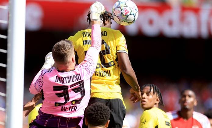 Alexander Meyer of Borussia Dortmund punches clear Arsenal v Borussia Dortmund, Pre Season Friendly, Football, Emirates Stadium, London, UK - 09 Aug 2026London Emirates Stadium United Kingdom EDITORIAL USE ONLY No use with unauthorised audio, video, data, fixture lists, club league logos or live services. Online in-match use limited to 120 images, no video emulation. No use in betting, games or single club league player publications. Copyright: xGeorgexTewkesbury Shutterstockx 17051143ec