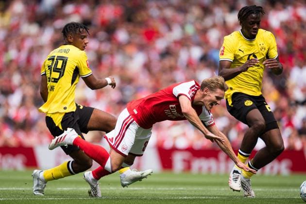 Martin Odegaard of Arsenal is tackled by Filippo Mane of Borussia Dortmund Arsenal vs Borussia Dortmund, Emirates Cup, Final, Emirates Stadium, London, UK - 09 Aug 2026London Emirates Stadium United Kingdom  Copyright: xWiredxPhotos Shutterstockx 17058922cl