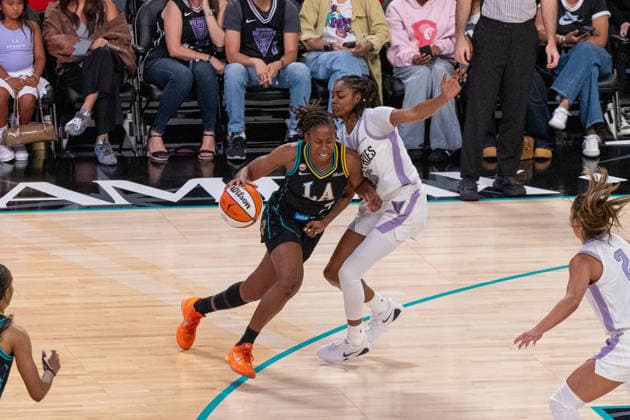LOS ANGELES, CA - AUGUST 09: Erica Wheeler 17 of the Los Angeles Sparks drives the ball during a WNBA, Basketball Damen, USA game between the Golden State Valkyries and the Los Angeles Sparks on August 9, 2026 at Crypto.com Arena in Los Angeles, California. (Photo by Greg Fiore Icon Sportswire) WNBA: AUG 09 Golden State Valkyries at Los Angeles Sparks EDITORIAL USE ONLY Icon260890623