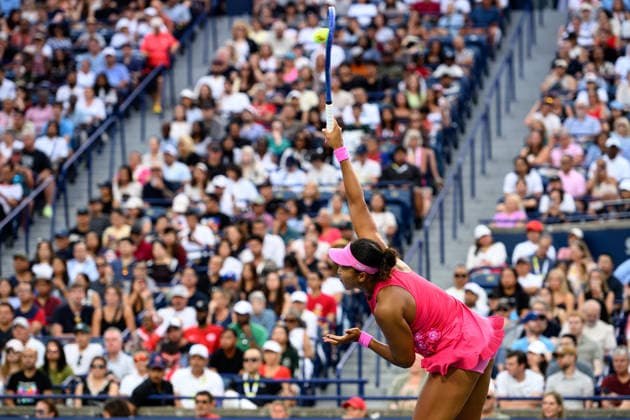 August 9, 2026, Toronto, Ontario, Canada: NAOMI OSAKA of Japan serves the ball during her round-of-16 match against Leylah Fernandez of Canada at the National Bank Open, part of the Hologic WTA, Tennis Damen Tour at Sobeys Stadium. Osaka defeated Fernandez 6-4, 6-4 to advance to the quarterfinals. Toronto Canada - ZUMAr228 20260809_znp_r228_031 Copyright: xVasiliyxRyabykhx