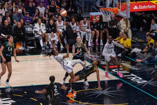 LOS ANGELES, CA - AUGUST 09: Tiffany Hayes 15 of the Golden State Valkyries shoots over Ariel Atkins 7 of the Los Angeles Sparks during a WNBA, Basketball Damen, USA game between the Golden State Valkyries and the Los Angeles Sparks on August 9, 2026 at Crypto.com Arena in Los Angeles, California. (Photo by Greg Fiore Icon Sportswire) WNBA: AUG 09 Golden State Valkyries at Los Angeles Sparks EDITORIAL USE ONLY Icon260891547