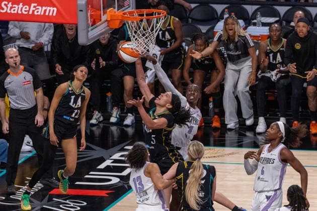 LOS ANGELES, CA - AUGUST 09: Dearica Hamby 5 of the Los Angeles Sparks shoots a layup while heavily guarded by Laeticia Amihere 3 of the Golden State Valkyries during a WNBA, Basketball Damen, USA game between the Golden State Valkyries and the Los Angeles Sparks on August 9, 2026 at Crypto.com Arena in Los Angeles, California. (Photo by Greg Fiore Icon Sportswire) WNBA: AUG 09 Golden State Valkyries at Los Angeles Sparks EDITORIAL USE ONLY Icon260891592