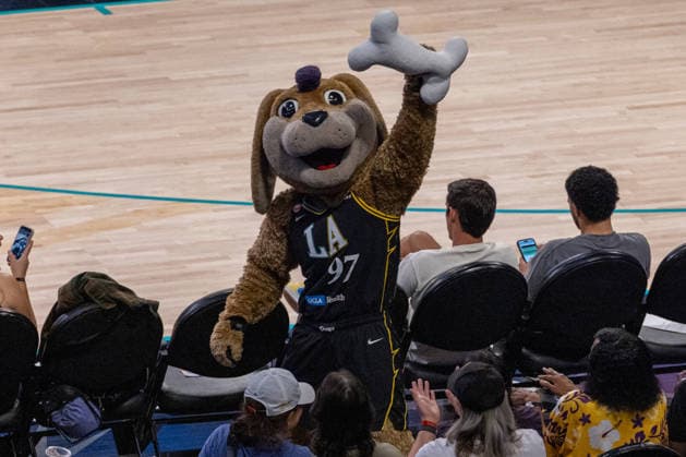 LOS ANGELES, CA - AUGUST 09: The Los Angeles Sparks mascot Sparky during a WNBA, Basketball Damen, USA game between the Golden State Valkyries and the Los Angeles Sparks on August 9, 2026 at Crypto.com Arena in Los Angeles, California. (Photo by Greg Fiore Icon Sportswire) WNBA: AUG 09 Golden State Valkyries at Los Angeles Sparks EDITORIAL USE ONLY Icon260891673