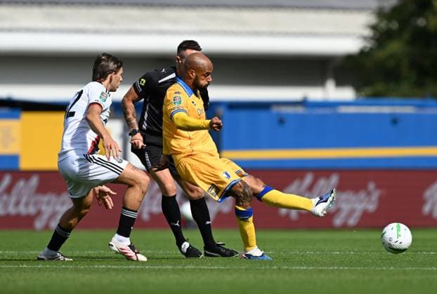 Sydie Peck of Sheffield United and David McGoldrick of Mansfield Town Mansfield Town v Sheffield United, EFL Carabao Cup, First Round, Football, One Call Stadium, Mansfield, UK - 09 Aug 2026Mansfield One Call Stadium United Kingdom EDITORIAL USE ONLY No use with unauthorised audio, video, data, fixture lists, club league logos or live services. Online in-match use limited to 120 images, no video emulation. No use in betting, games or single club league player publications. Copyright: xAnnaxGowthorpe Shutterstockx 17051191az