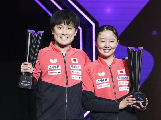 Table tennis, Tischtennis WTT Champions Japan s Miwa Harimoto (R) poses after winning the women s singles title at the WTT Champions Yokohama table tennis event in Yokohama, eastern Japan, on Aug. 9, 2026. Her brother Tomokazu (L) retained the men s crown.  A14AA0005625456P