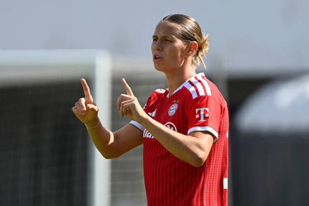 Klara BUEHL FCB, gesturing, giving instructions, in action,Single frame, cropped single subject, half-length shot, half-figure soccer friendly match between Bayern Munich Women and Paris FC on August 9, 2026, at Sportpark Unterhaching, 2026–2027 season,