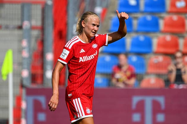 Pernile HARDER FCB, gesture, thumbs up, Action, Single Frame, Cropped Single Subject, Half-Figure, Half-Figure: Women’s soccer friendly match between Bayern Munich and Paris FC on August 9, 2026, at Sportpark Unterhaching, 2026–2027 season,
