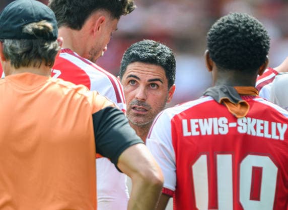 09 August 2026 - Arsenal v Borussia Dortmund - Emirates Stadium - London. Arsenal v Borussia Dortmund - Emirates Stadium - London. Arsenal Manager Mikel Arteta gives instructions during a hydration break. Picture : Mark Pain LONDON England  Copyright: xMarkxPainx
