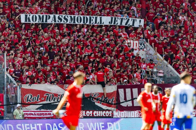 Jena, 08 26 2009, Regional Soccer League, FC Carl Zeiss Jena vs. Rot-Weiß Erfurt: Photo of fan protest against league reform, Compass Model Now