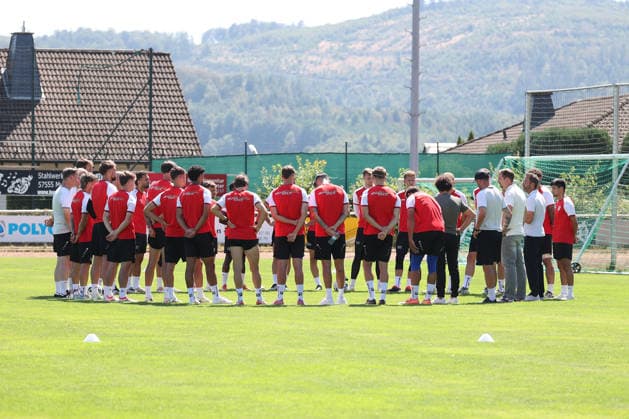 Sportfreunde Siegen Practice: Sportfreunde Siegen parted ways with coach Boris Schommers SI on August 9, 2026. Coach Boris Schommers SI (second from the right) bids farewell to the team. Soccer Regionalliga West, Practice, Sportfreunde Siegen, on August 10, 2026, in Mudersbach, Germany