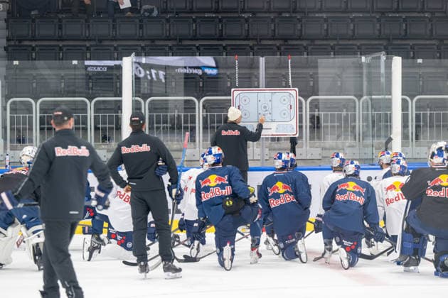 The assistant coach explains the next training drills to the team, EHC Red Bull Munich press training session, August 10, 2026, Munich, Bavaria, Germany Copyright: xkolbert-press UlrichxGamelx