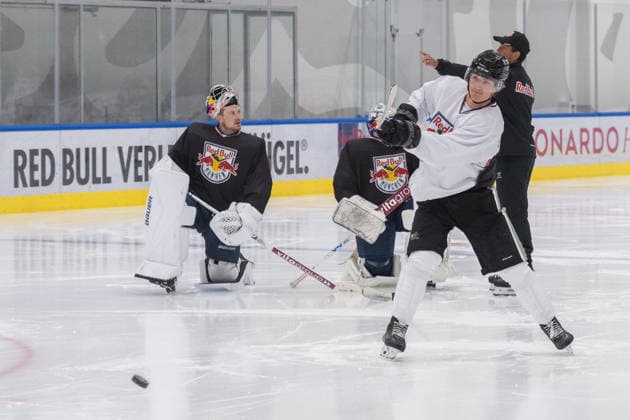 An EHC player shoots the puck toward the goal, EHC Red Bull Munich Press Practice, August 10, 2026, Munich, Bavaria, Germany Copyright: xkolbert-press UlrichxGamelx