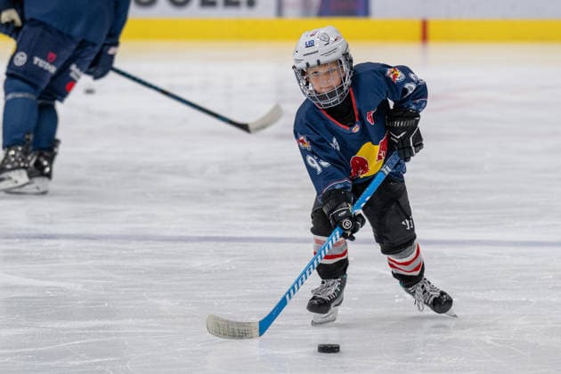The son of Maximilian Kastner (No. 93, EHC Red Bull Munich) has already taken the puck from his father. Up-and-coming talent, EHC Red Bull Munich press training, August 10, 2026, Munich, Bavaria, Germany Copyright: xkolbert-press UlrichxGamelx