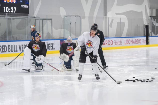 Goalies Antonie Bibeau, 30, of EHC Red Bull Munich, and Mathias Niederberger, 35, of EHC Red Bull Munich, are waiting to take the ice; EHC Red Bull Munich press practice, August 10, 2026, Munich, Bavaria, Germany Copyright: xkolbert-press UlrichxGamelx