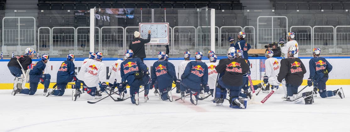 The assistant coach explains the next training drills to the team, EHC Red Bull Munich press training session, August 10, 2026, Munich, Bavaria, Germany Copyright: xkolbert-press UlrichxGamelx